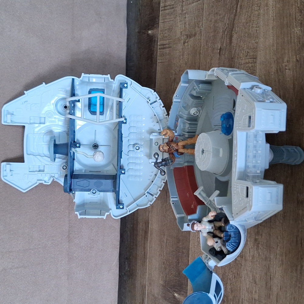Millenium Falcon With Rey And Chewbacca - Picture 3 of 3